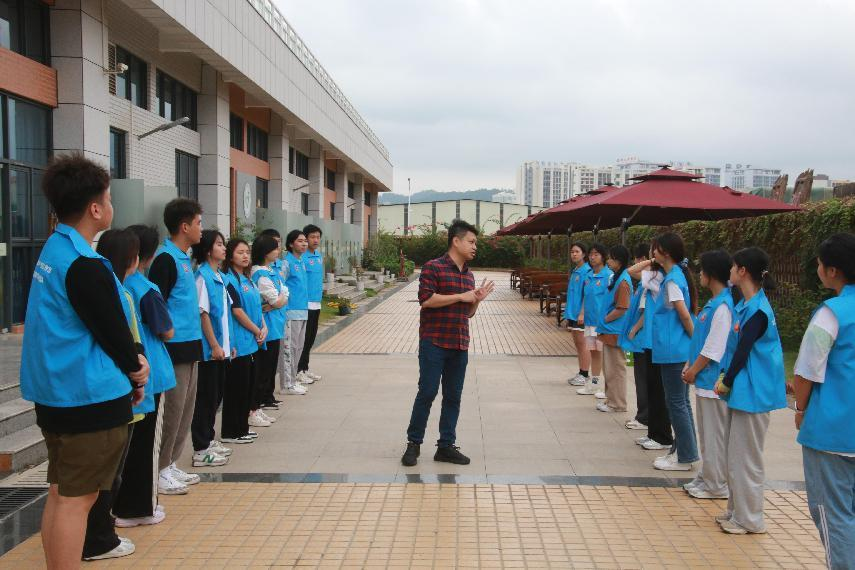 项目开始前，同学们在认真聆听动作要领及注意事项