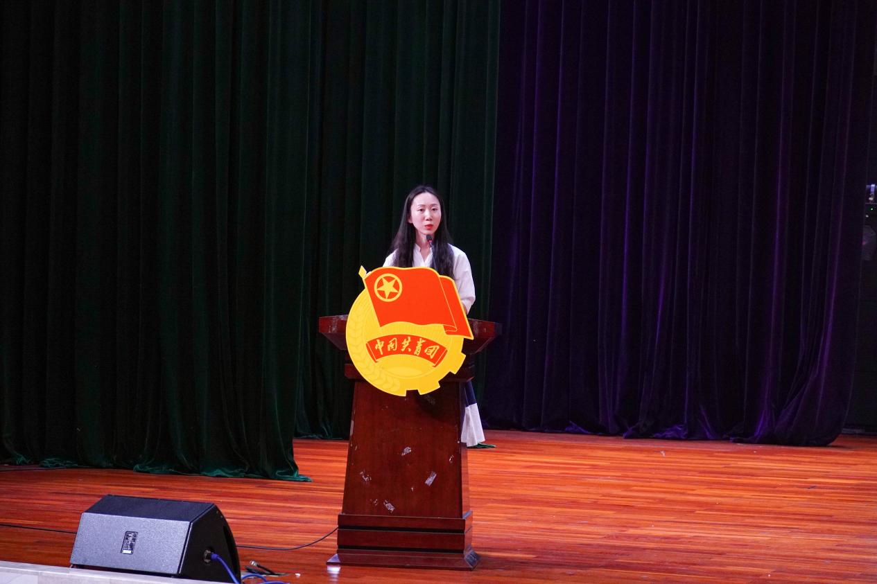 社会实践“优秀指导老师”代表 黎丹老师作经验分享