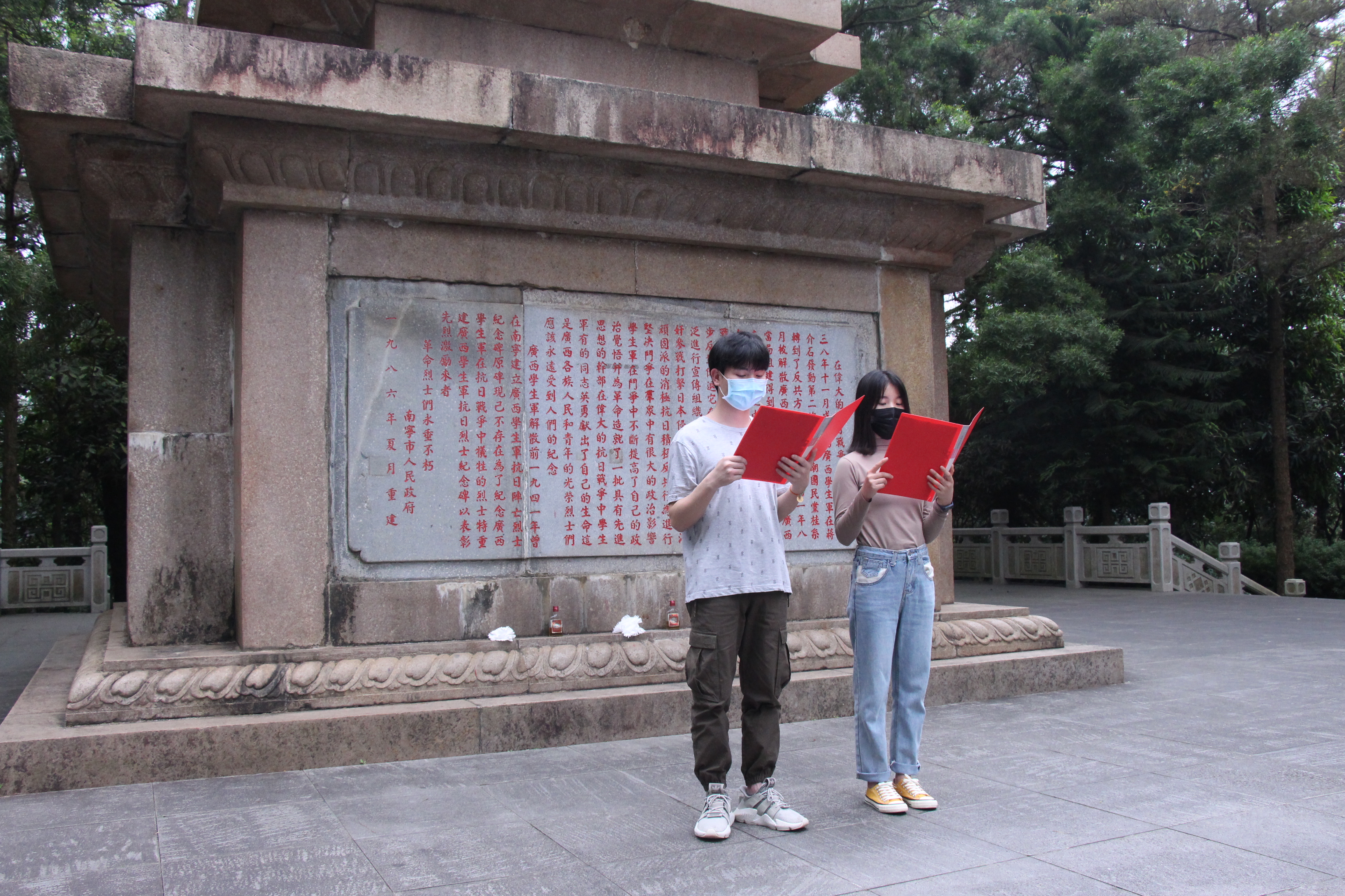 学生党员代表朗诵《我骄傲，我是中国人》