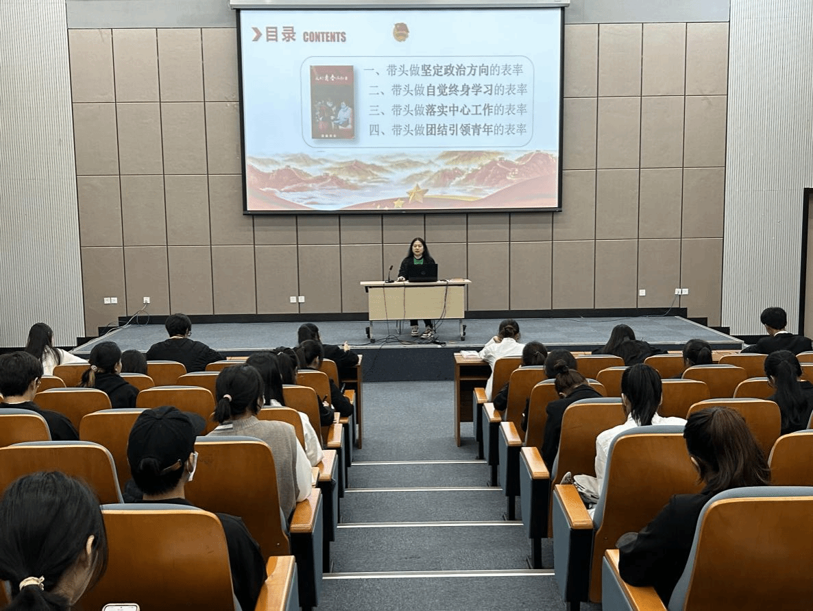 艺术设计学院党总支书记杨飒飒授课