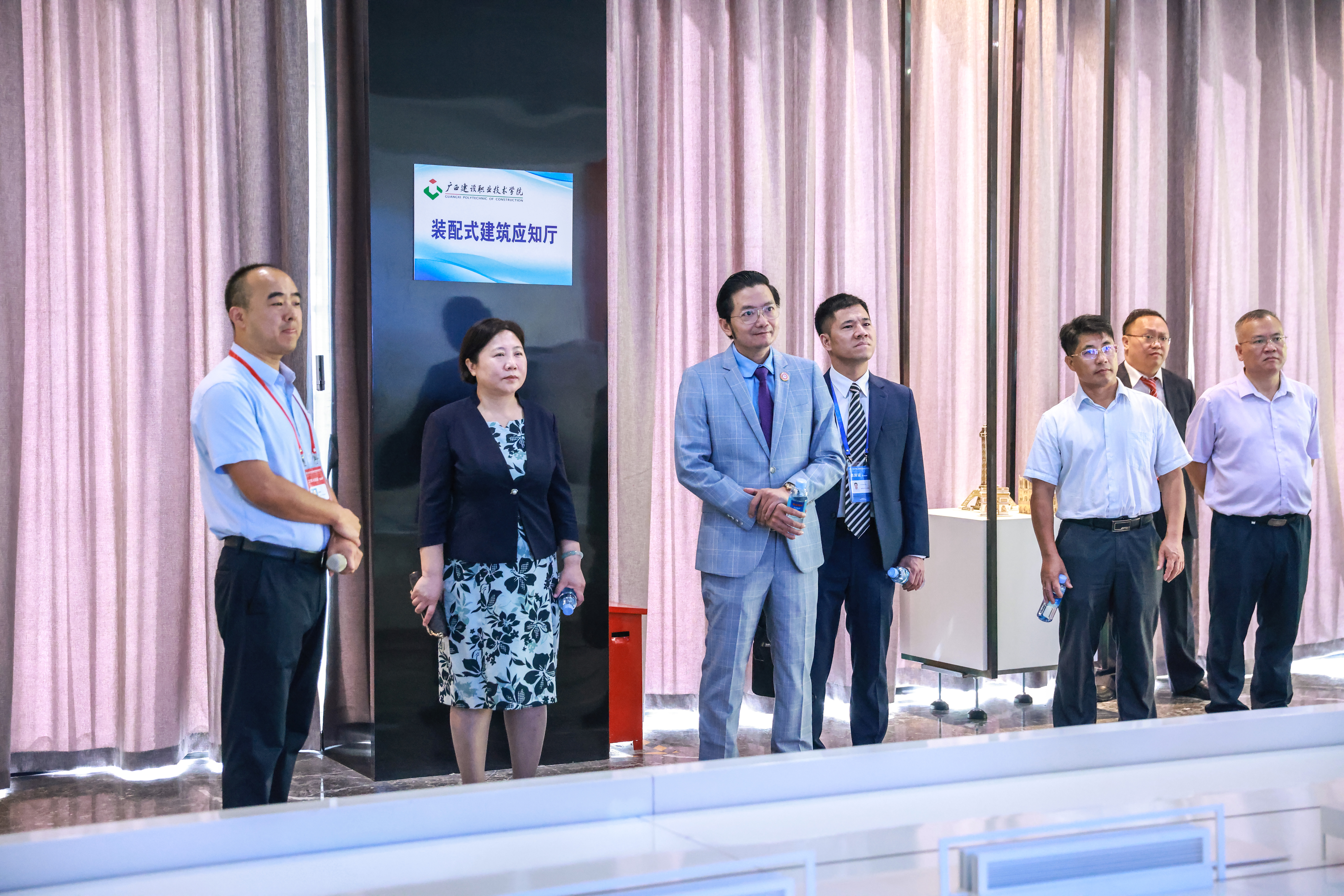 刘晓红书记、伍耿清副院长陪同杜南忠总领事一行参观首页装配式雷速在线网站实训基地