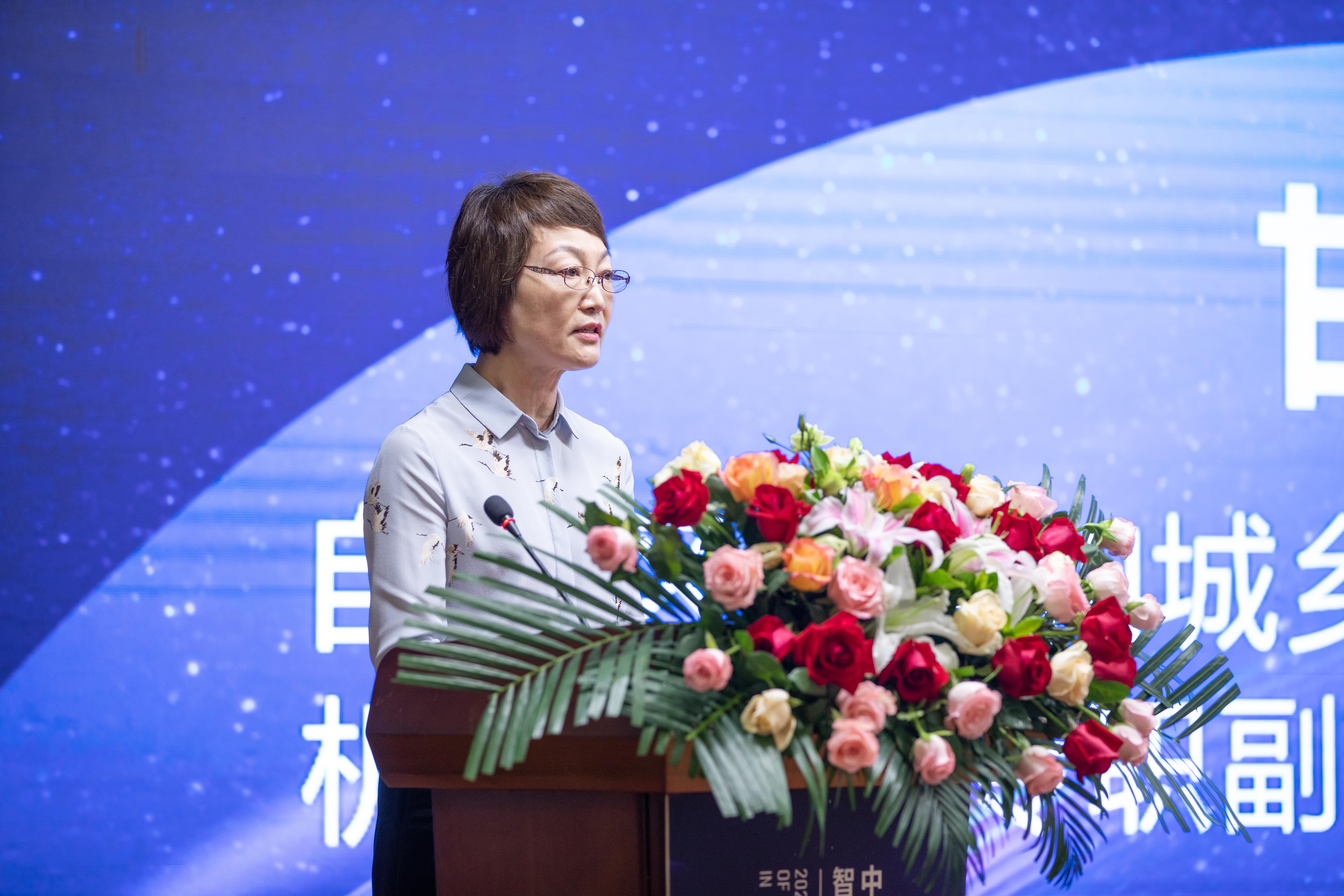 自治区住房城乡建设厅人事教育处处长、机关党委专职副书记、一级调研员甘梅华在开幕式上致辞