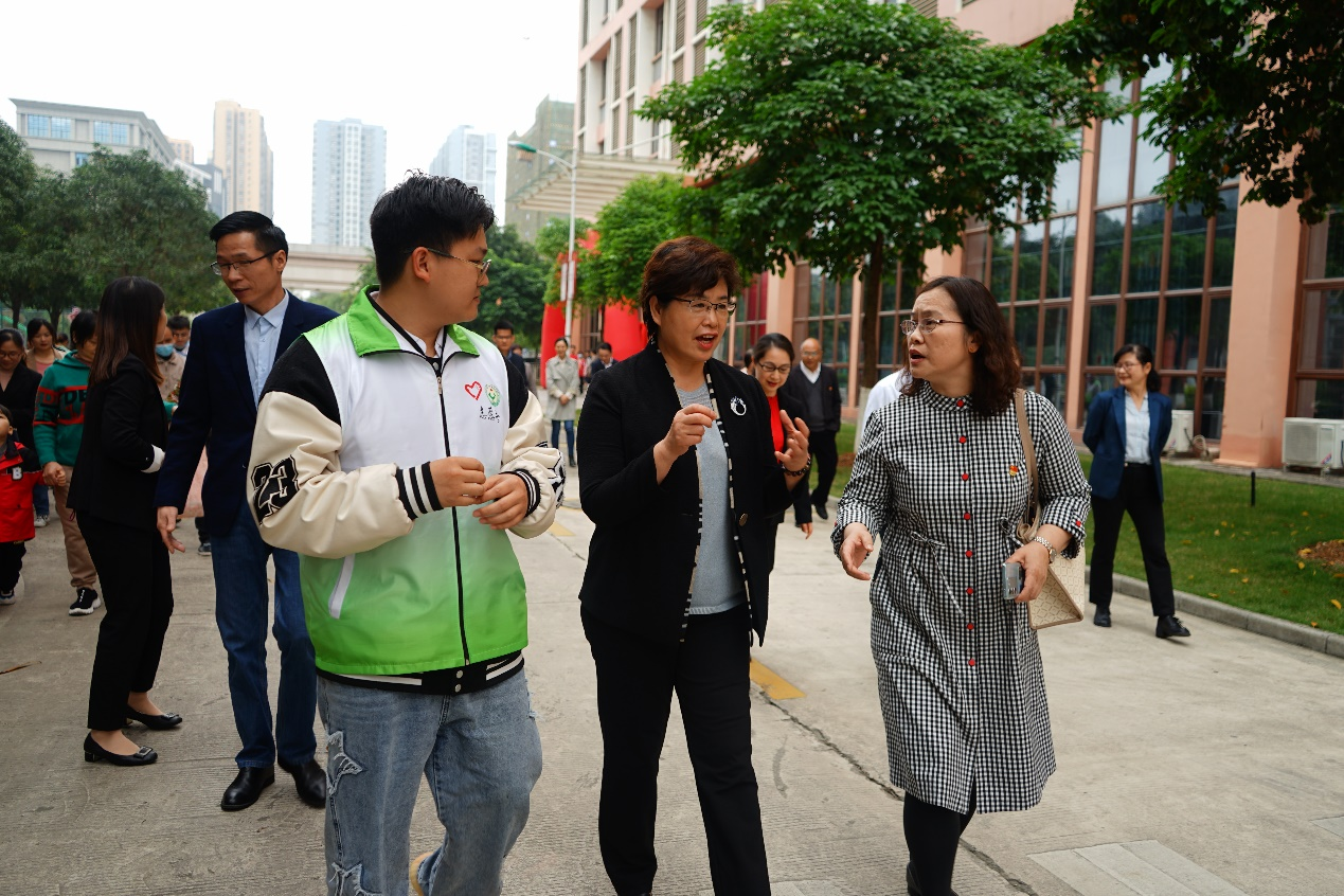 自治区残联党组书记、理事长黄丽娟（中）与雷速在线网站设备学院党总支书记侯文淑（右）对活动进行深入沟通交流