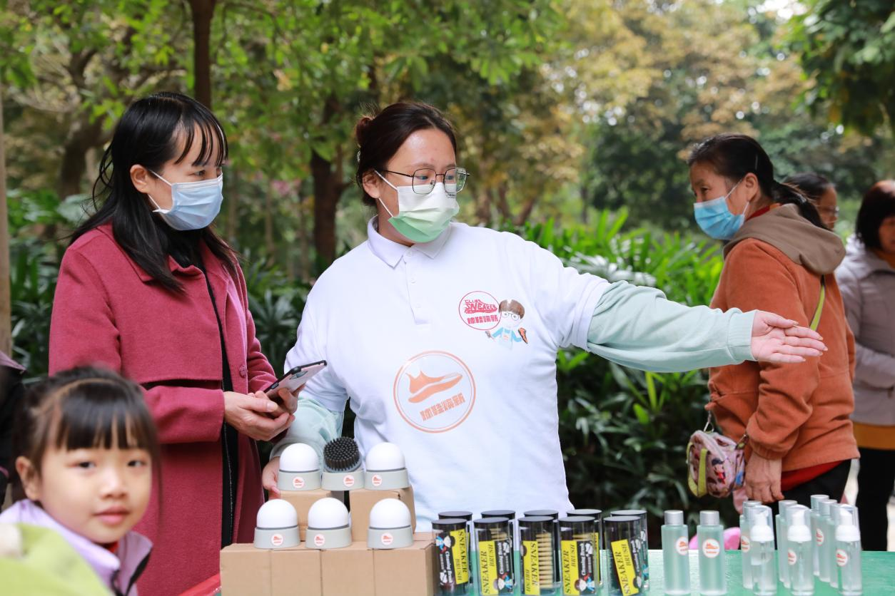 引导居民排队登记并分发礼品