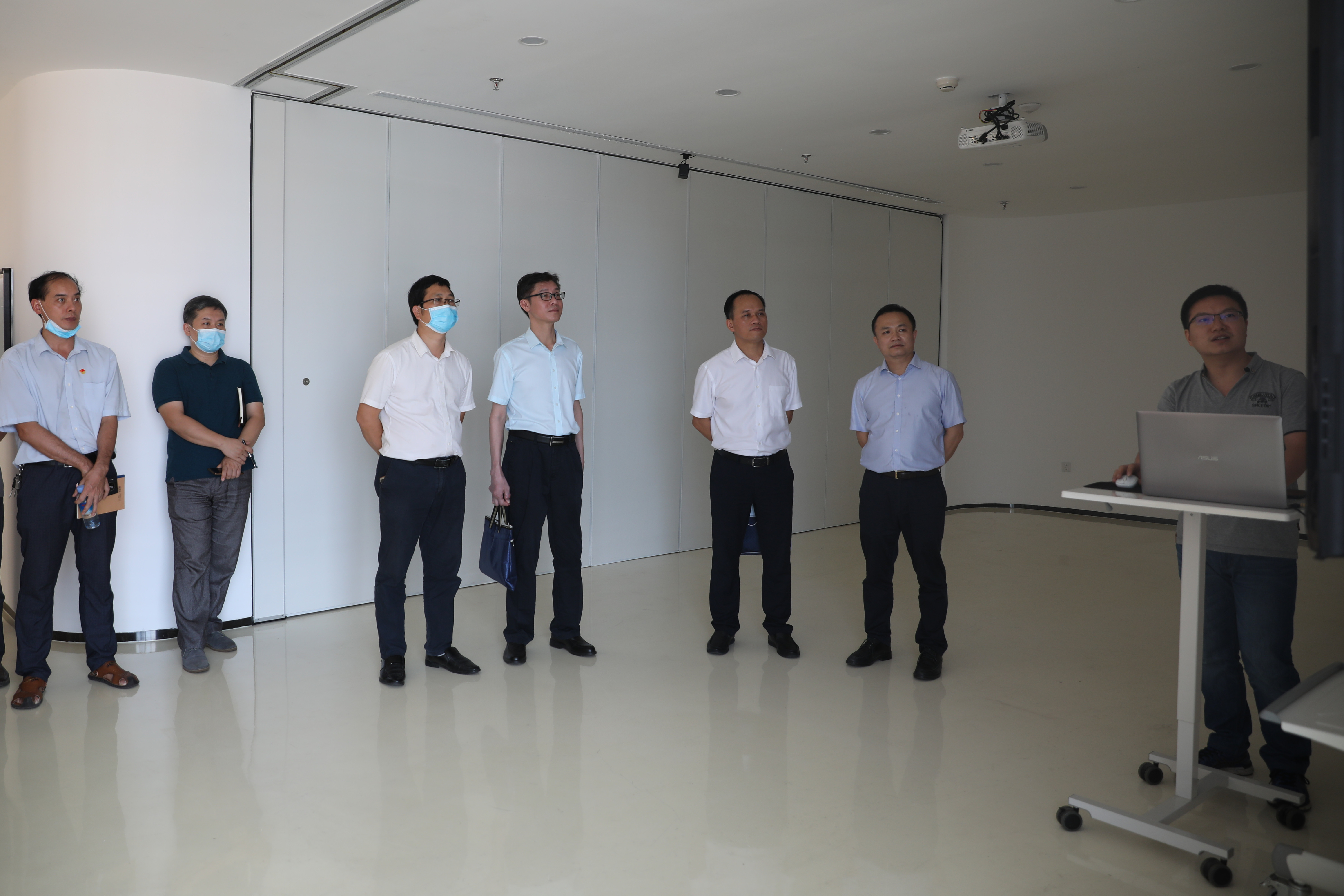 与会人员参观首页BIM中心