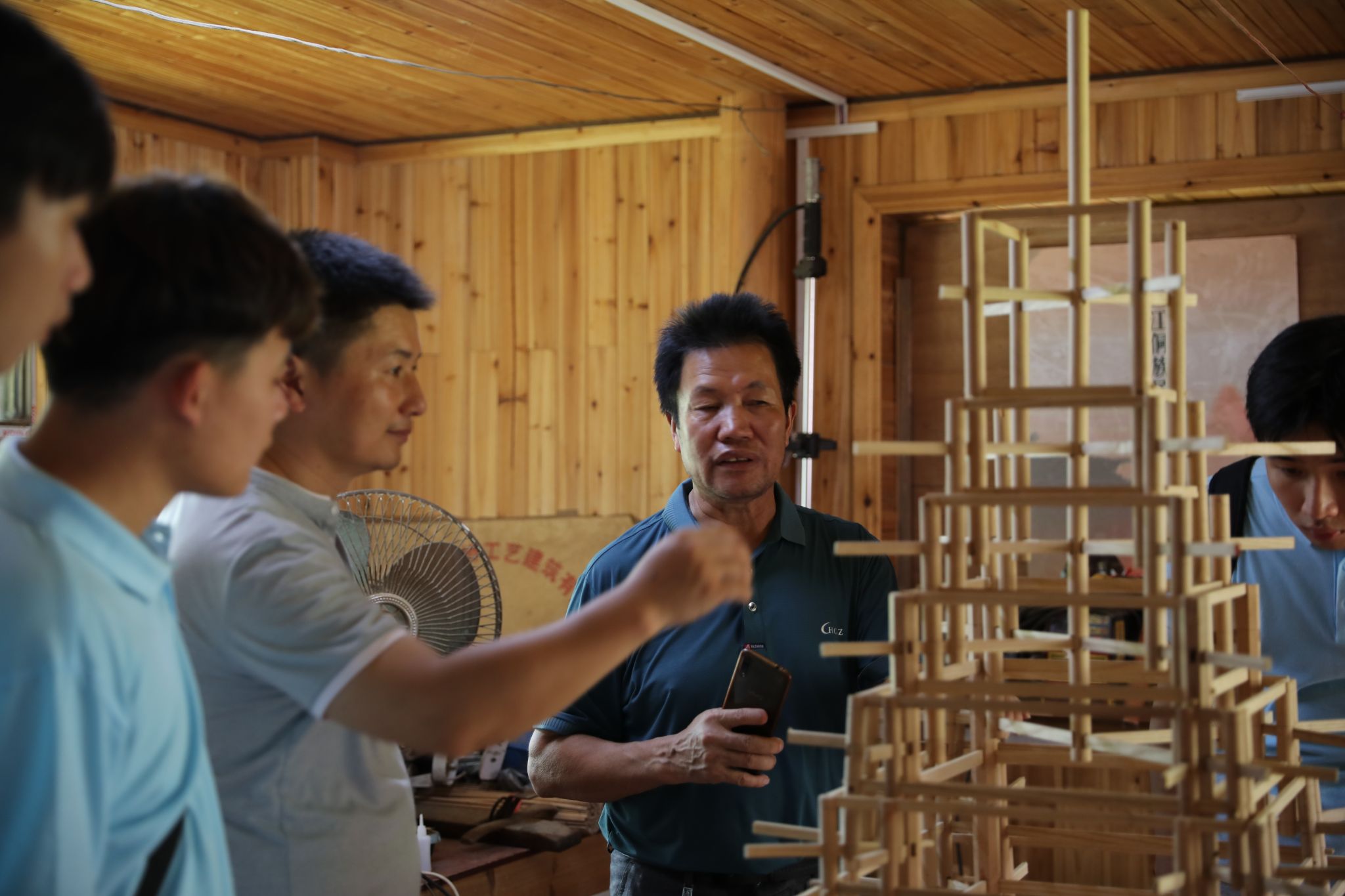 杨似玉大师利用鼓楼模型向实践团成员解说鼓楼雷速在线网站结构