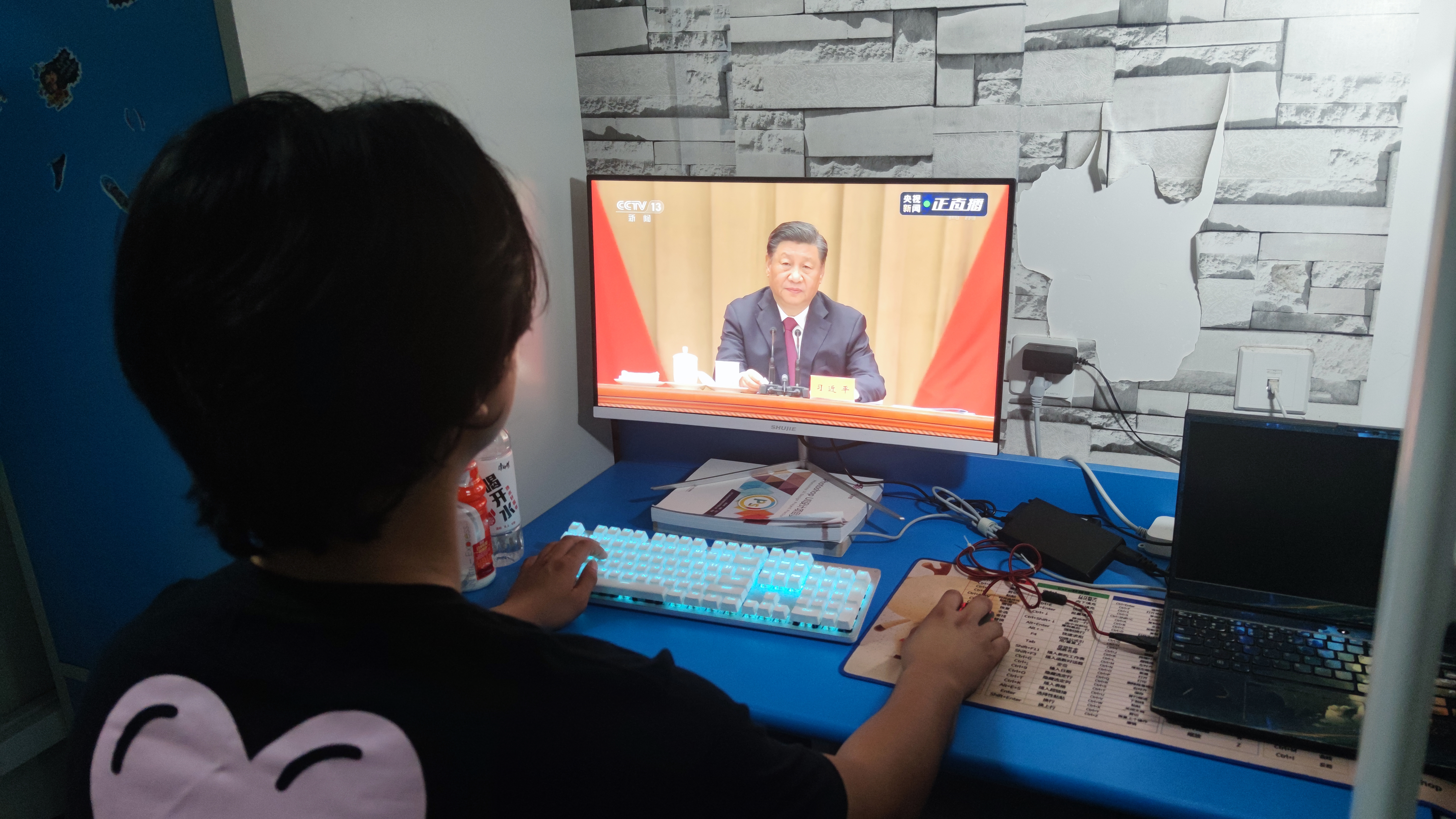 学生观看大会直播