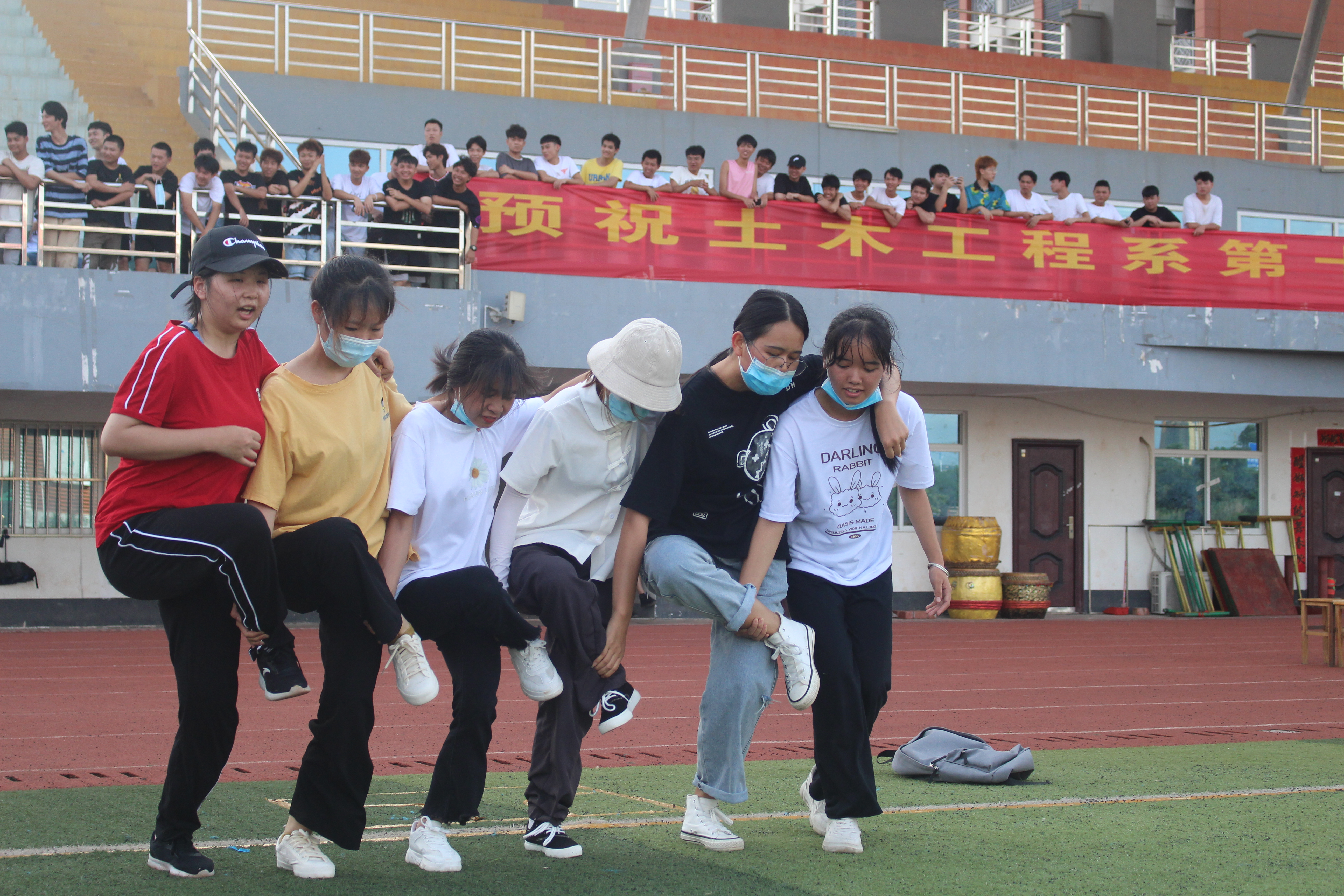 运动员们团结协作奋力奔向终点