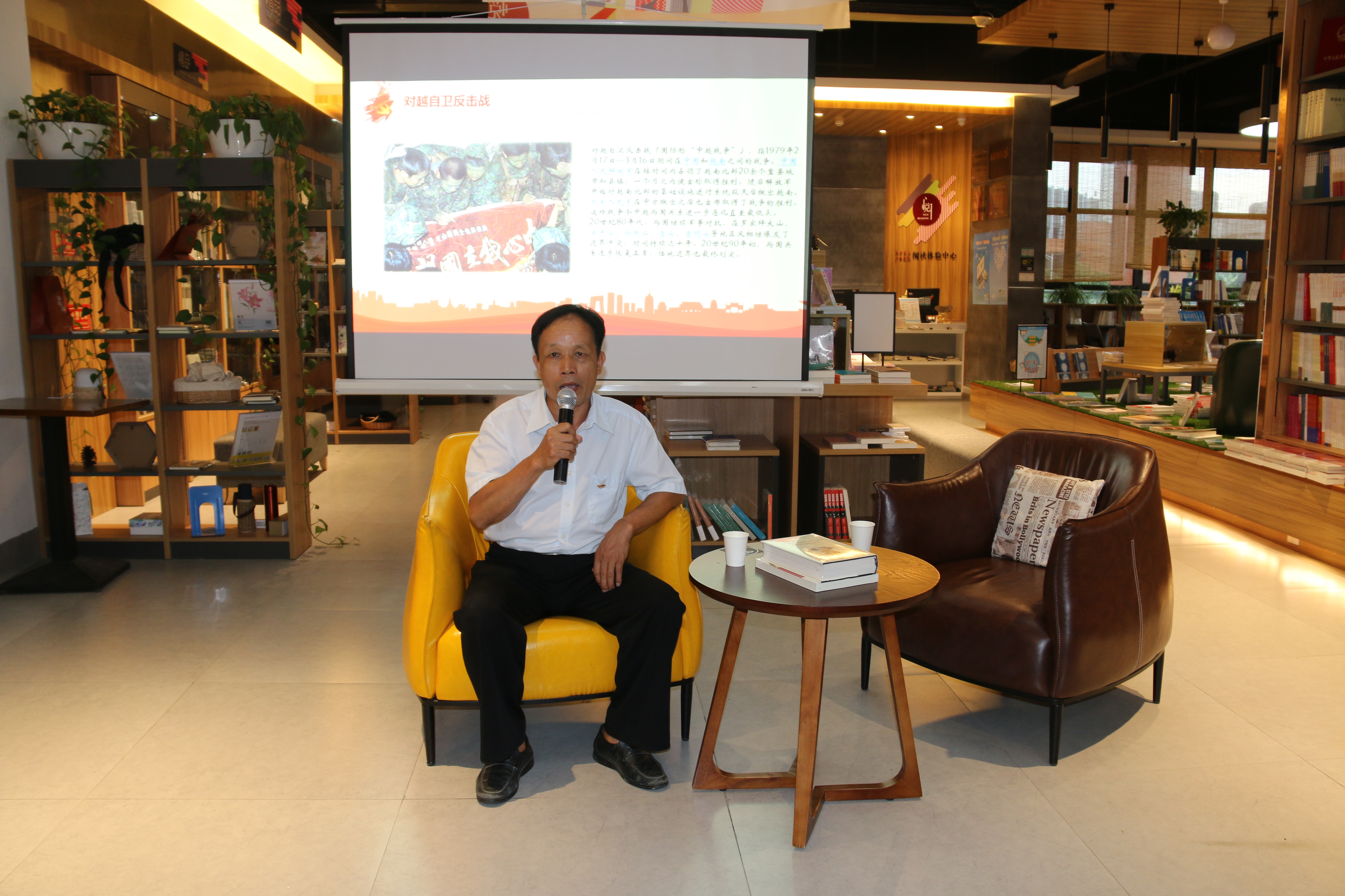 老党员宁乃业正在讲述参加对越自卫反击战的经历